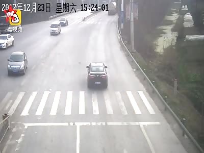 in  Anhui a man ignoring the zebra crossing is hit and sent flying 