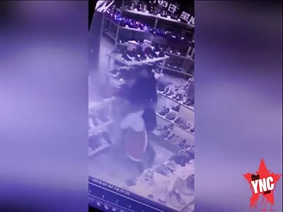 woman receives several slaps from a angry customer in Jiangsu