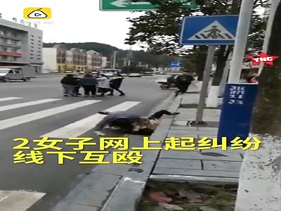 two women fight on the zebra crossing in  Hubei Province