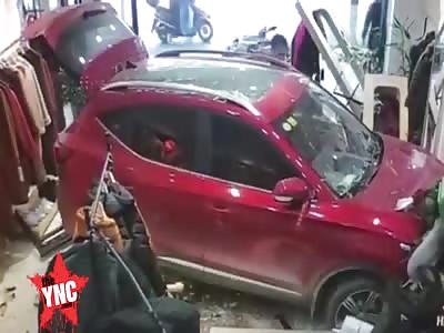 car accident  in  Hengshan car crashed  into a women's clothing store