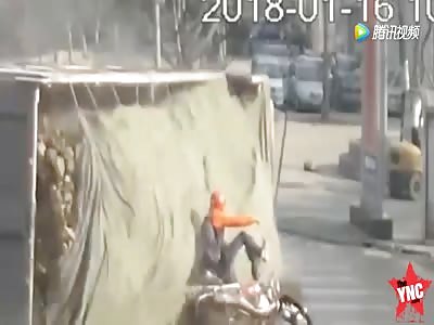 accident in Yunnan man on bike was very lucky