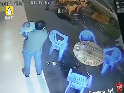in Guangdong, a customer beat up a take-away brother because they cancelled his order