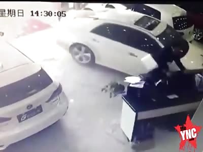 a man was nearly crushed at a used car shop in Guangdong
