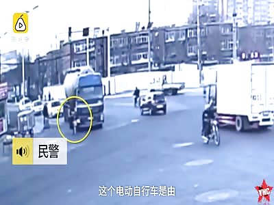 man was crushed by a tanker in Tangshan City