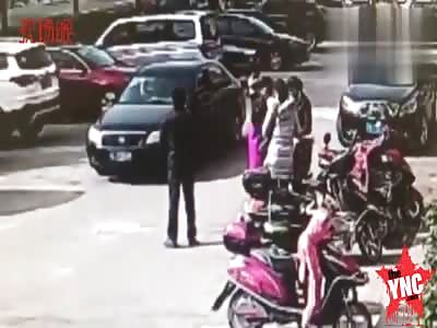2 YEAR old gets crushed by a car in Zhangjiagang