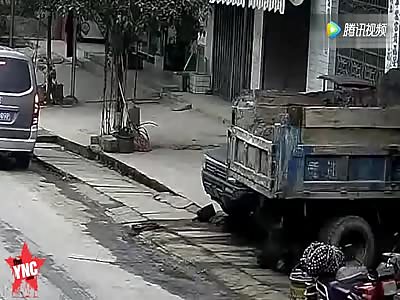 man forgets to put the handbrake on while fixing his truck he gets crushed in Guiyang