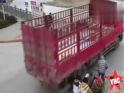 girls legs get crushed by a truck in  Ganzhou