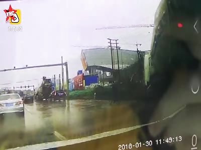 Mixer skid 180 degrees and crushed the cyclist in Guangdong