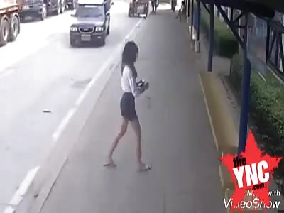 bus  stop accident  sexy falls out of  a bus in Thailand @0:20 