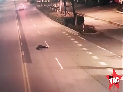 man falls out of his car and dies in Jiangsu