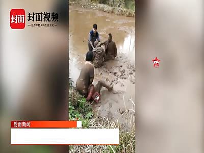 mud fight due to road conflict in Wusheng County