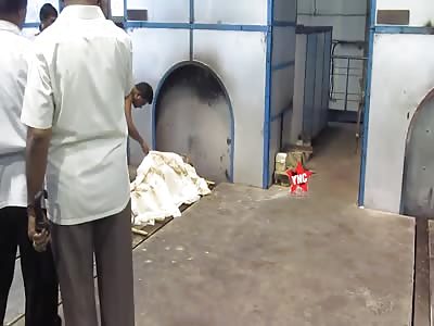 a very cheap cremation in india @1:38