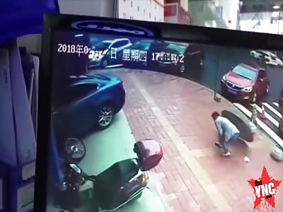 man nearly crushed in  Guangdong