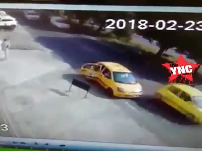 people get hit by a taxi @0:35 in Bucaramanga