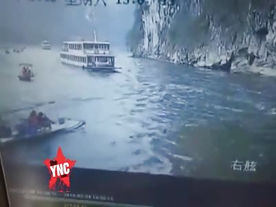  a cruise ship hits a raft  in Guilin