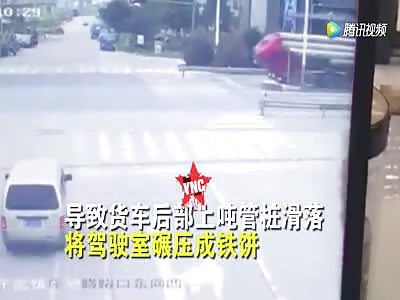 man gets crushed by many Concrete Piles in  Jiashan, Zhejiang Province