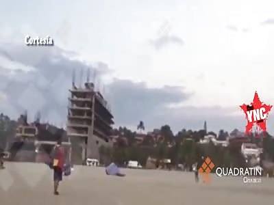 [better version] Parachutist dies in Oaxaca beach when colliding with another and falling
