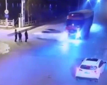 3 die at the same time by a car in shandong