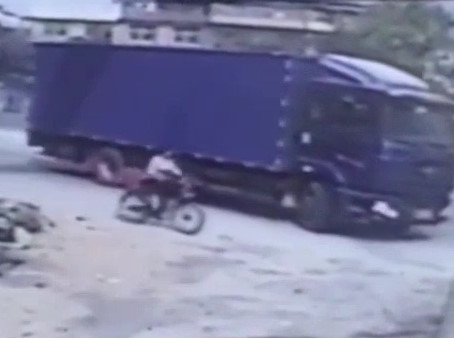 A woman was crushed by a truck and died in Guangdong 