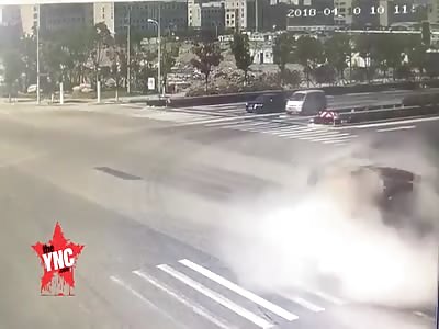 truck tip over large stones crash onto a mans car : At 10:21 on April 10th, in Taizhou