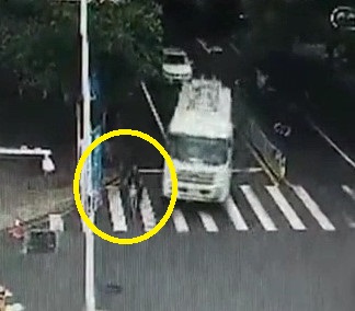  old man riding a bike was crushed by a tanker in Guangdong