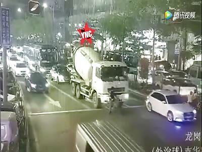 man crushed  by a truck  in   Guangdong