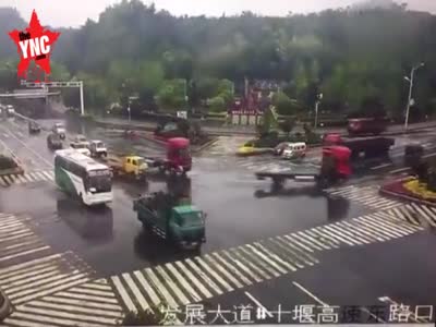 a semi-trailer at the Shiyan East Expressway in Hubei collided with a truck : At 12:09 pm on April 25th 