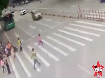 zebra crossing accident in Liuzhou 8 year old girl is hit by a car