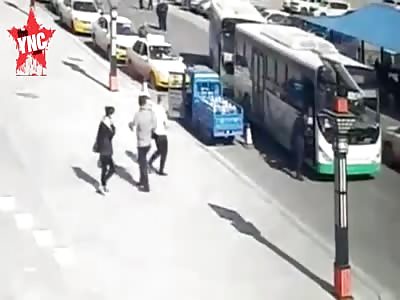 man nearly crushed by the  No. 3 bus  in Weinan City