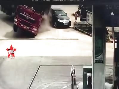 man buried alive when a truck fall of sand falls onto him on  Zhangjiashan Street