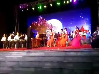 one dies when a lighting stage fell on to the music performers    at Xudu Park 