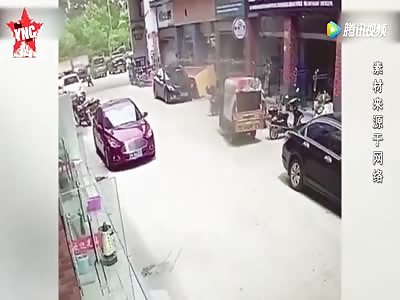 girl was inches of being crushed by a shop signboard  in Haode Market