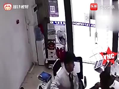 man slaps woman in the face in Guangzhou because of love Rejection