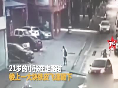 large sheet of metal fell on to Zhang Xiao in  Guangdong
