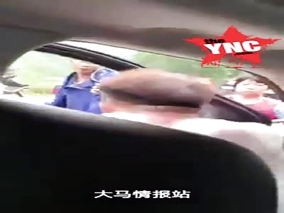 road rage in  Guangdong man gets hit on the head with a axe