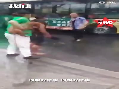 bus driver fights passenger in the rain in Harbin