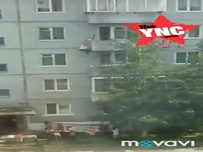  a man broke from the balcony of the fourth floor and fell in Russia 