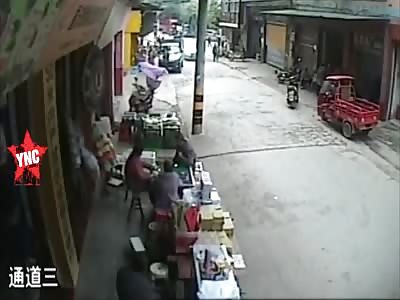 4 year old boy gets crushed by a car nn Chongqing, Jiangjin