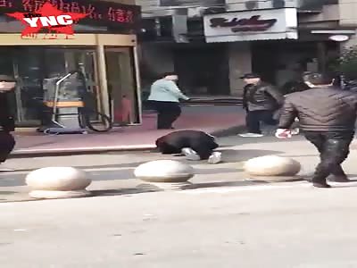 [Another angle] man murdered in public view in  Tongling,Anhui