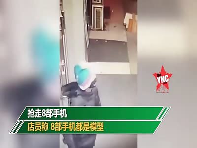 man runs into a glass door to steal a mobile phone in Yangzhou Jiangdu Xiancheng Road  at 1:21 am