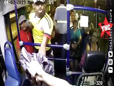[karma] after two thieves rob a bus a passenger stabs one in the back  in Barranquilla.
