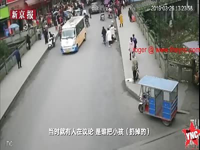 mother dumped her kid into the rubbish in Sichuan 