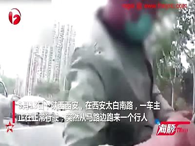 psycho jumps onto a man front windscreen for no reason in Xi'an