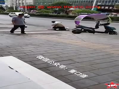 Zhou Moumou was stabbed on the zebra crossing in Guangzhou