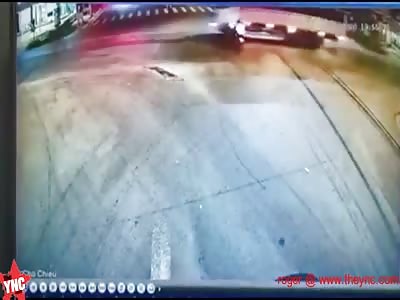 bike crashes into a truck in BÃ¬nh PhÆ°á»›c,Vietnam