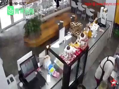 A 4-year-old boy crashed a electric tricycle into dessert shop in Suzhou
