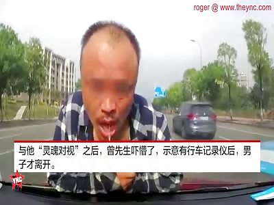 random psycho jumps onto a man front windscreen at zebra crossing in Sichuan