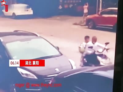 two on their bike were crushed by a car in Xiangyang