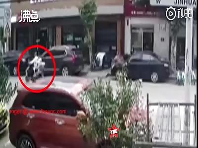 [other angle] two on their bike were crushed by a car in Xiangyang