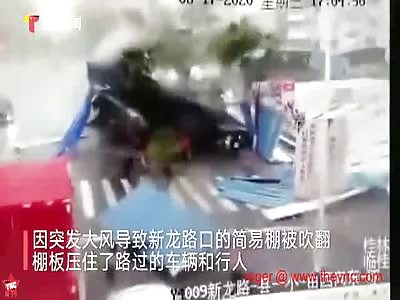 large roof falls onto citizens at the zebra crossing in Lingui